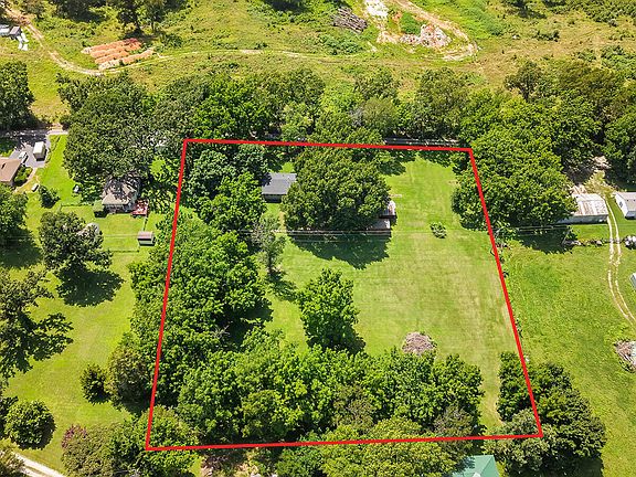 3rd image of 1438 N Woodview Road