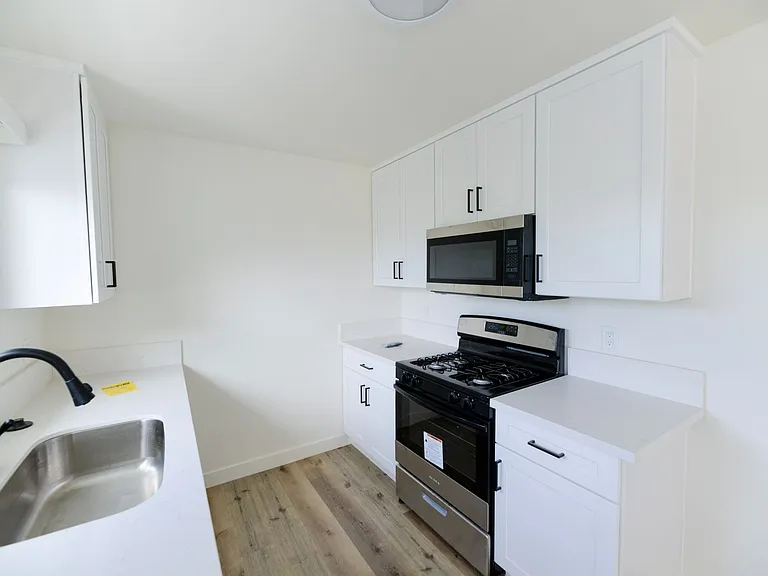 239/241 Avenida Pelayo — Photo 10