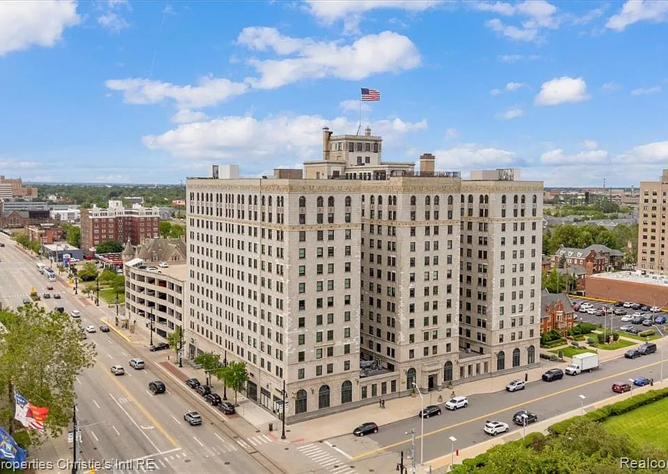 15 E Kirby St #815