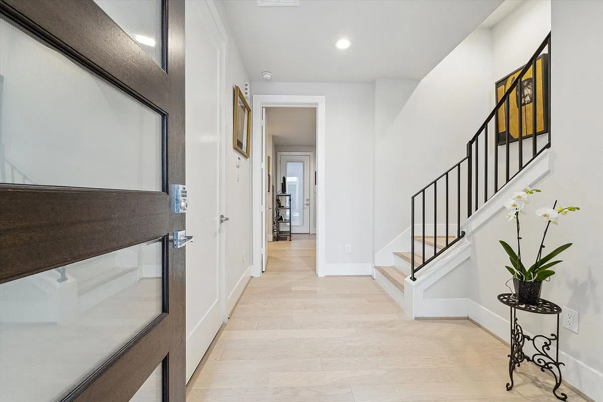3 bed, 3.5 bath, 2328 sqft, $3,000 — Photo 3
