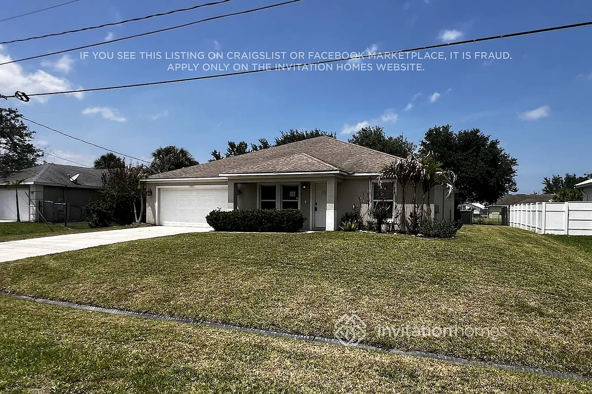 Building Photo - 2321 SW Kent Cir