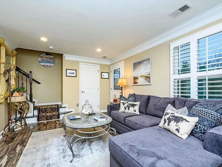 303 Bayside Ct — Photo 10