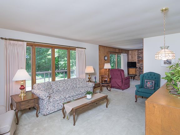4th image of 20710 Edgewood Dr