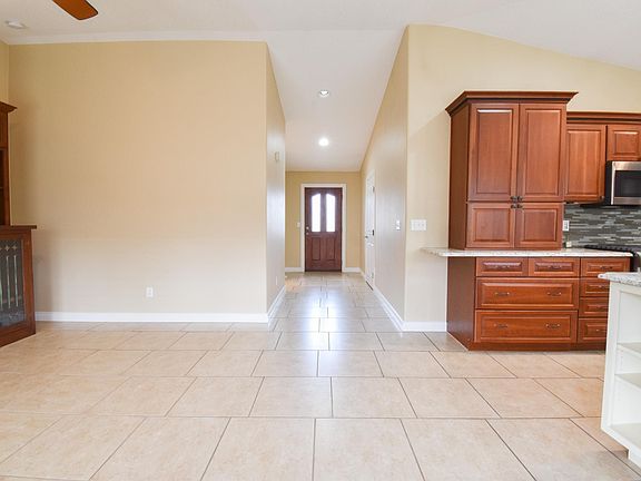 4th image of 632 Cabot Ln