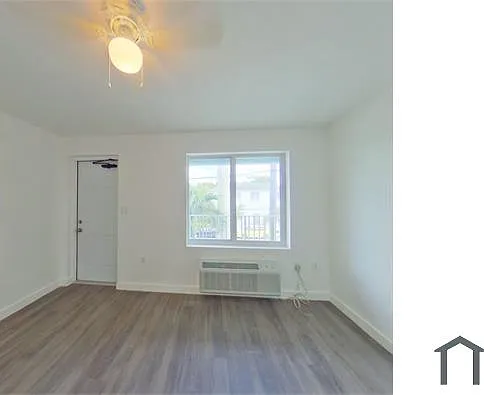 1541 NW 1st Pl #7 — Photo 7