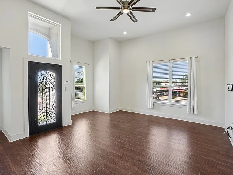 422 N Marlborough Ave — Photo 32