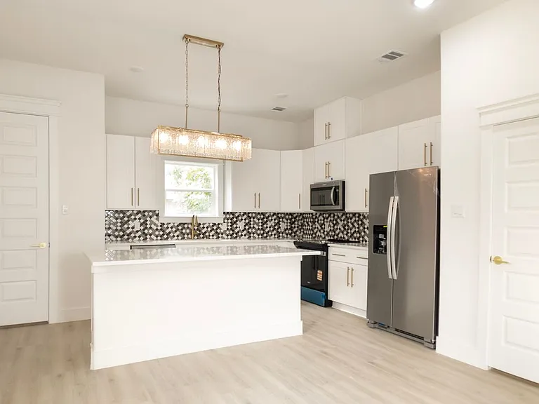 823 N Loop #A — Photo 9
