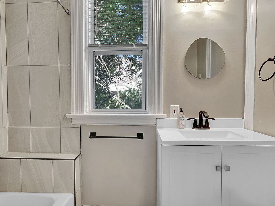 1st image of 407 Alexander St