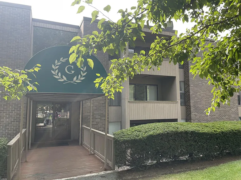 42 Shrewsbury Green Dr #H — Photo 18