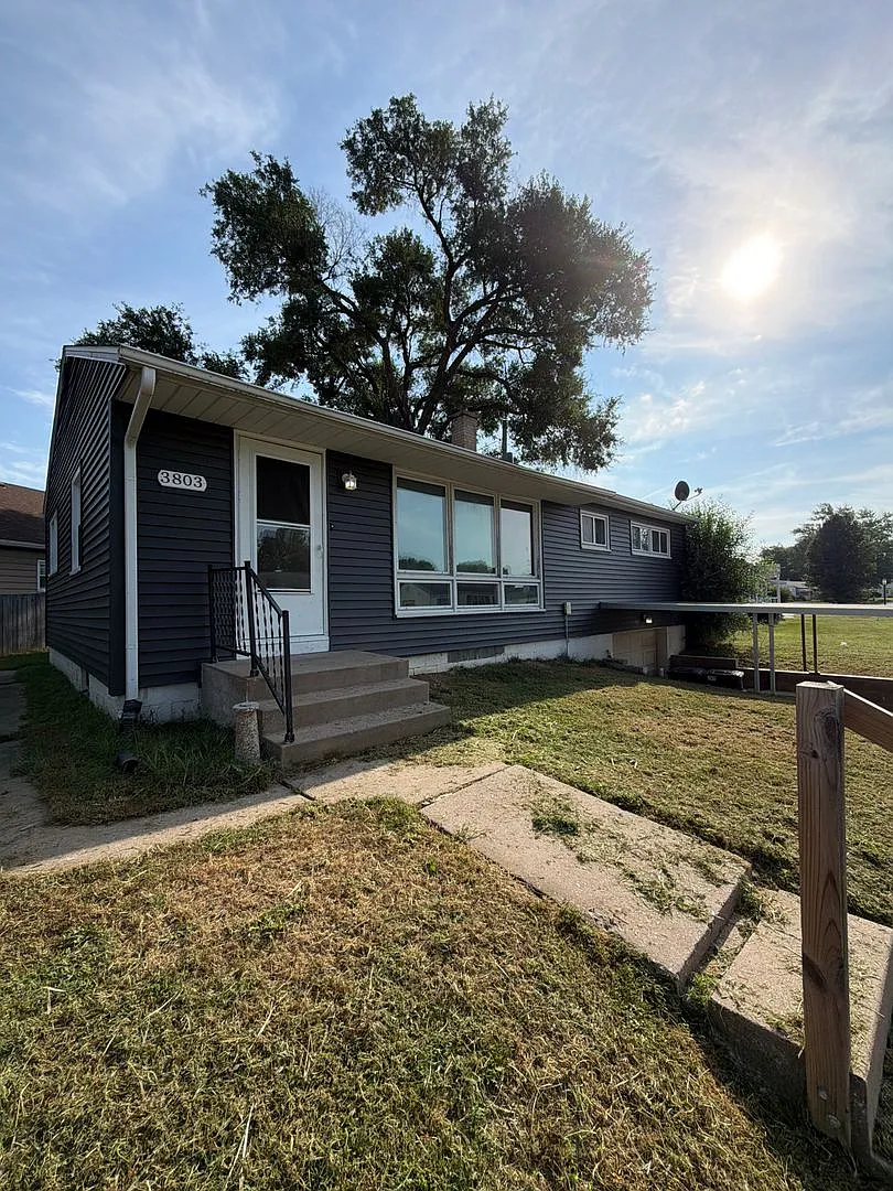 3 Bedroom House - Moline — Photo 1