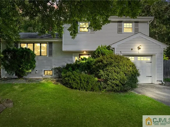6 Waverly Dr E, Edison, NJ 08817
