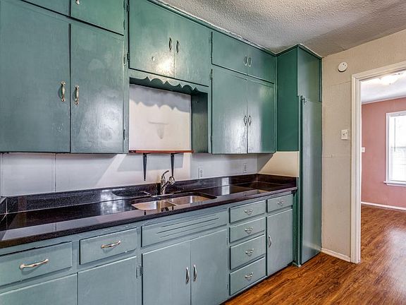 3rd image of 1136 Garland Ave