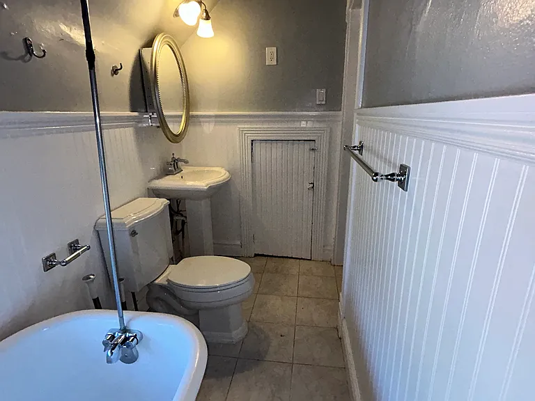 Claw foot tub, Pedestal sink