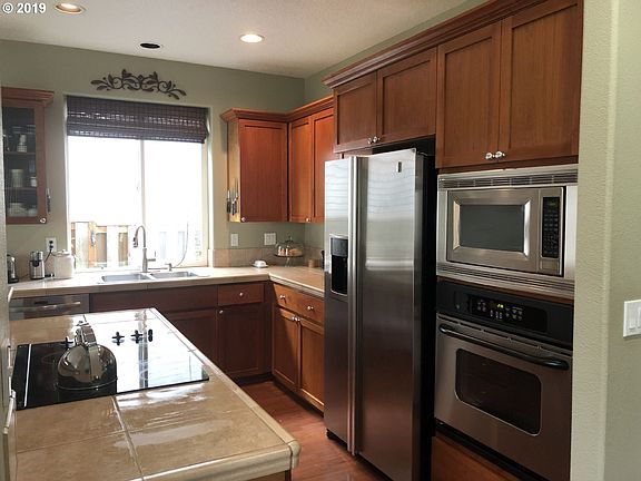 4th image of 580 NE 58th Ave