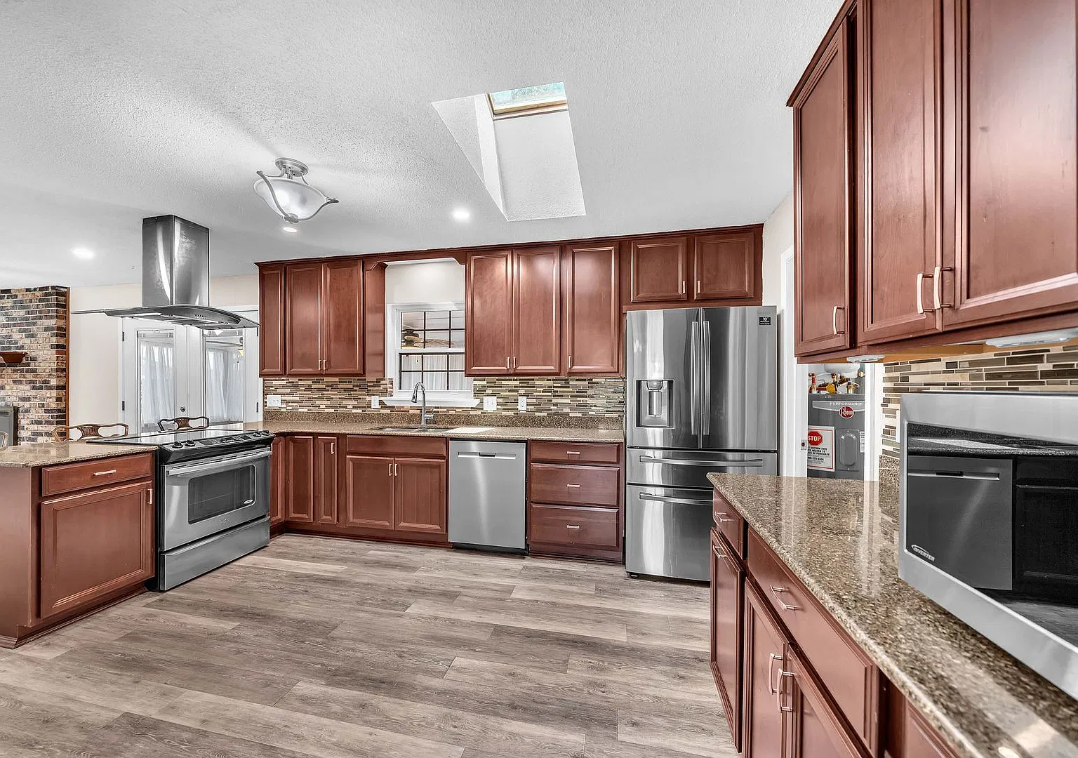 Spacious All-Brick Home with Huge Fenced Yard, Florida Room & Oversized Garage Less Than 10 Minut... — Photo 3