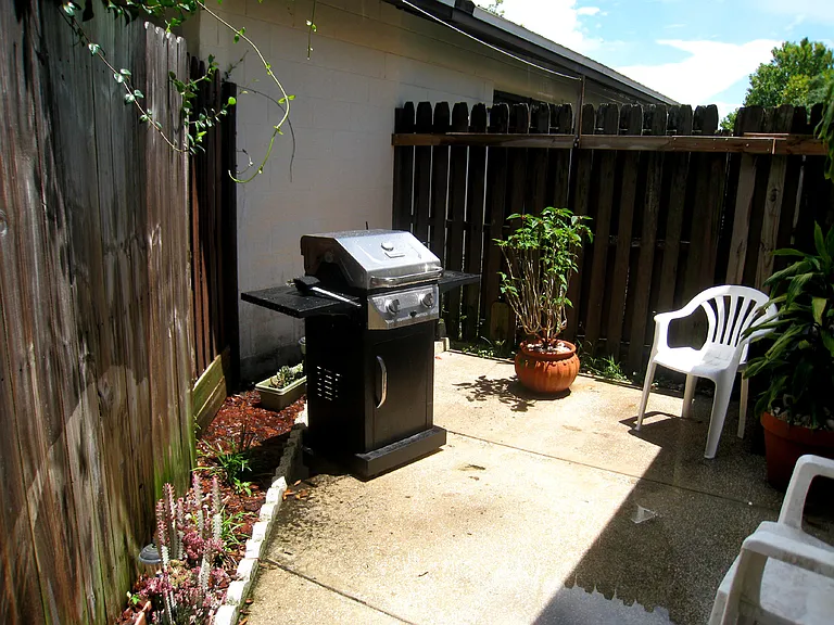 10705 Meadowglen Ln — Photo 4