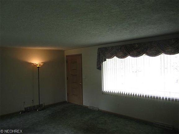 5th image of 3728 Woodstock Dr