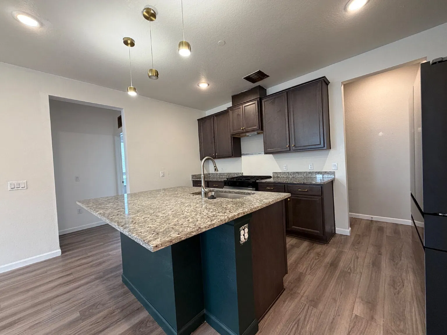 3 bed, 2.0 bath, 1173 sqft, $2,995 — Photo 3