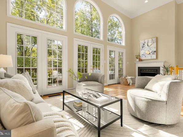 2527 Gadsby Pl, Alexandria, VA 22311