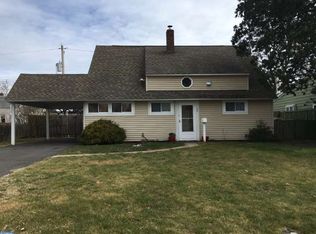 16 Clover Ln, Levittown, PA 19055