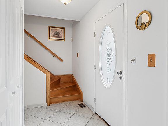 2nd image of 1289 Narragansett Dr