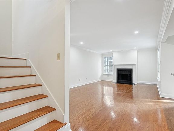 2nd image of 1500 W Esplanade Ave #20G