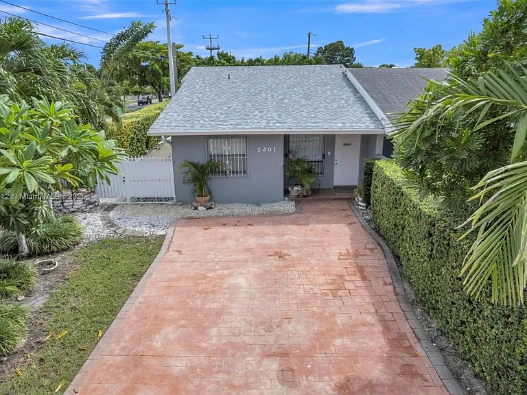 2401 SW 102nd Ave — Photo 3