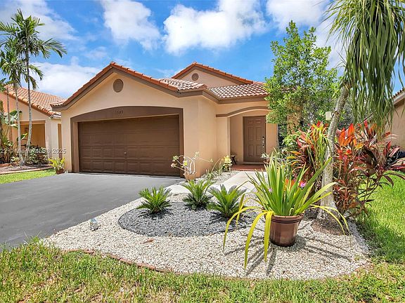 4th image of 1525 Estancia Cir