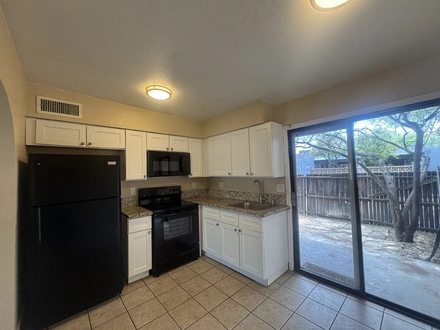 2 bed, 1.0 bath, 788 sqft, $1,200 — Photo 4