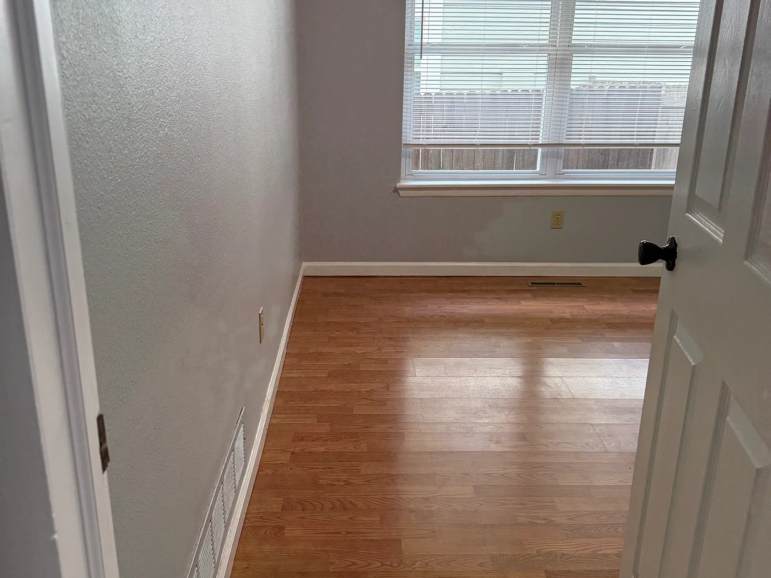 9 bed, 3692 sqft, $750 — Photo 2