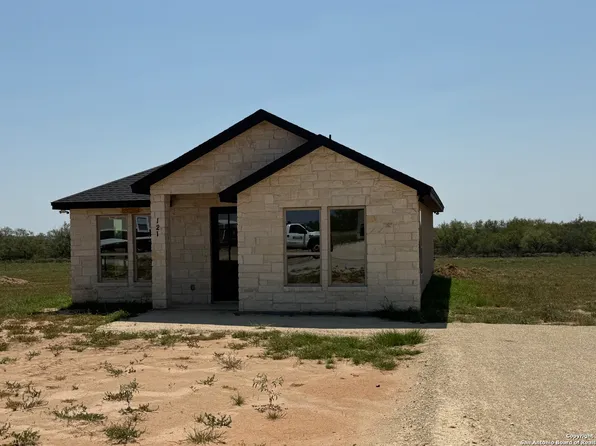 121 Camino Verde Ct, La Vernia, TX 78121