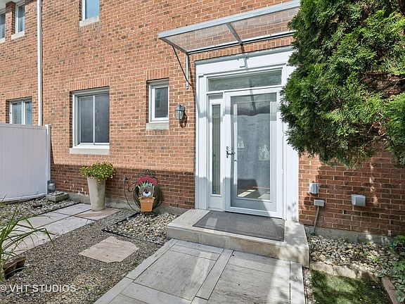 3rd image of 1640 N Larrabee St