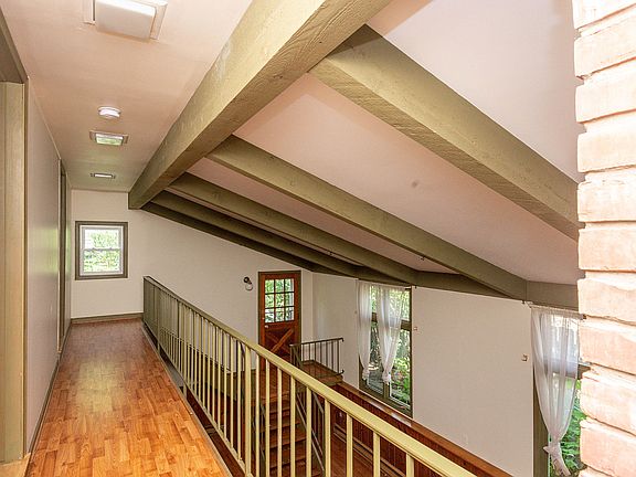 5th image of 903 Sylvan Ave