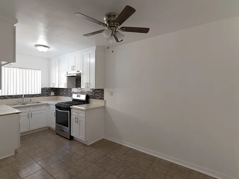 Sepulveda Apartments — Photo 30