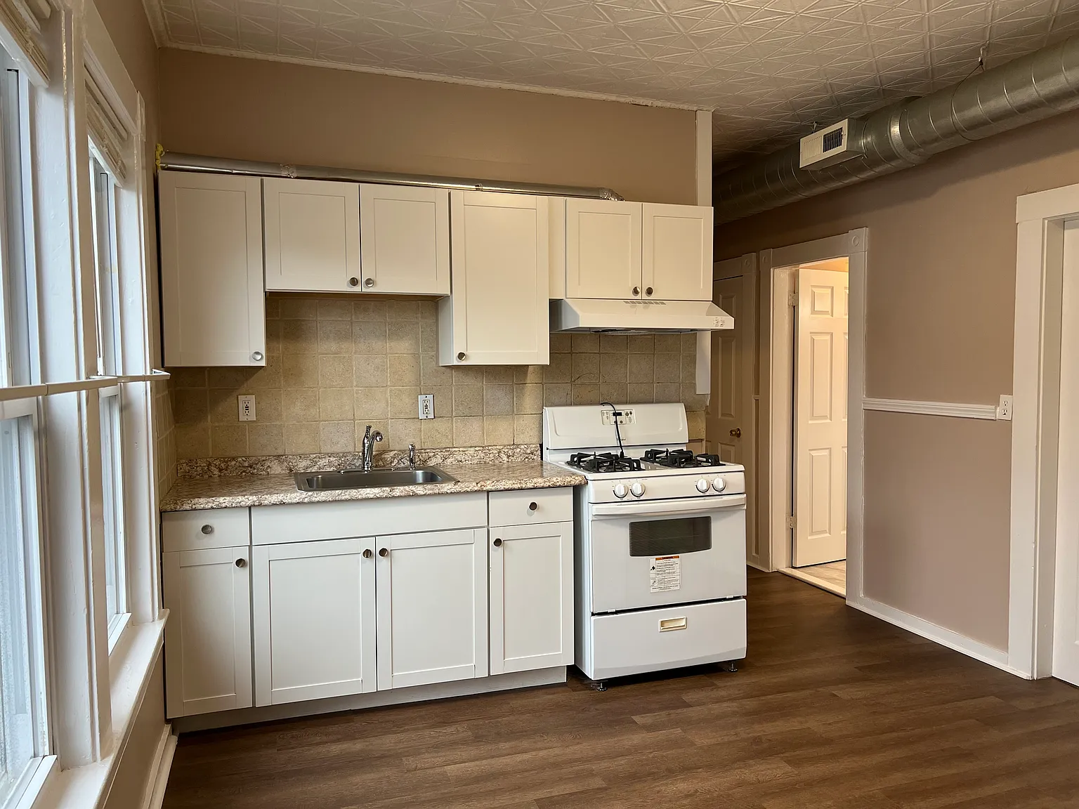 3 bed, 1250 sqft, $2,300 — Photo 2