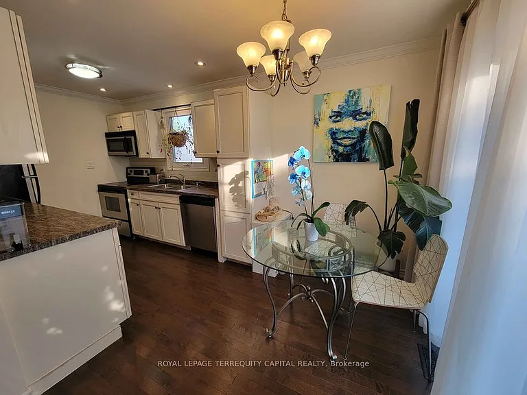 20 Mowat Cres #UPPER — Photo 8