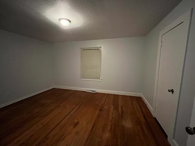 187 E Walnut St — Photo 37