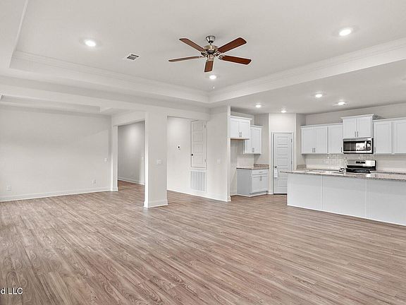 5th image of 101 Triple Crown Cv