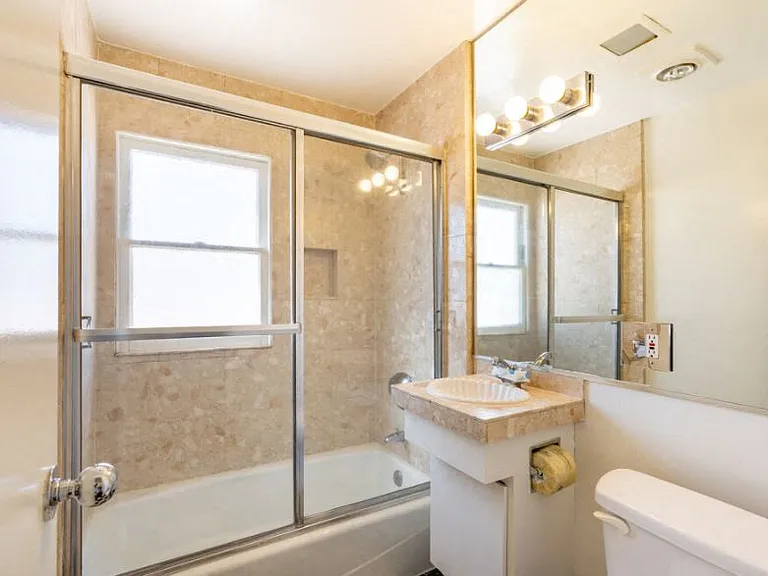 Lindbrook Manor Apartments bathroom