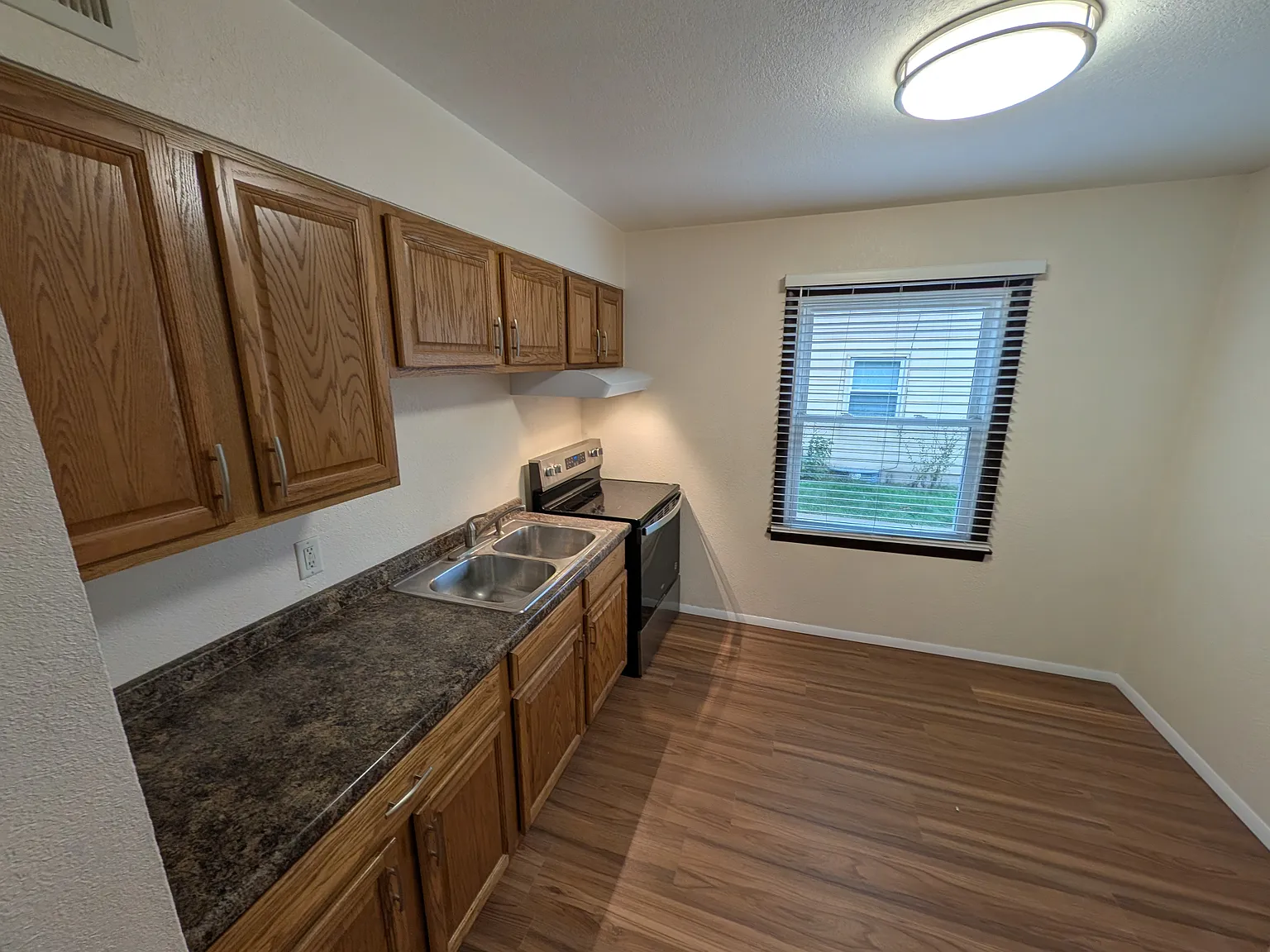 3 bed, 1.0 bath, 900 sqft, $1,325 — Photo 3
