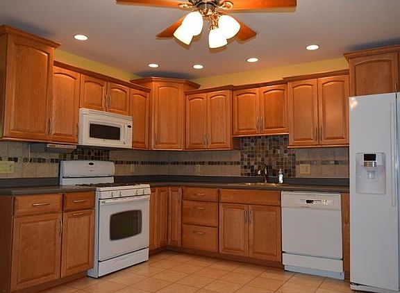 Accent lighting to highlight the crown molding on the cabinets.