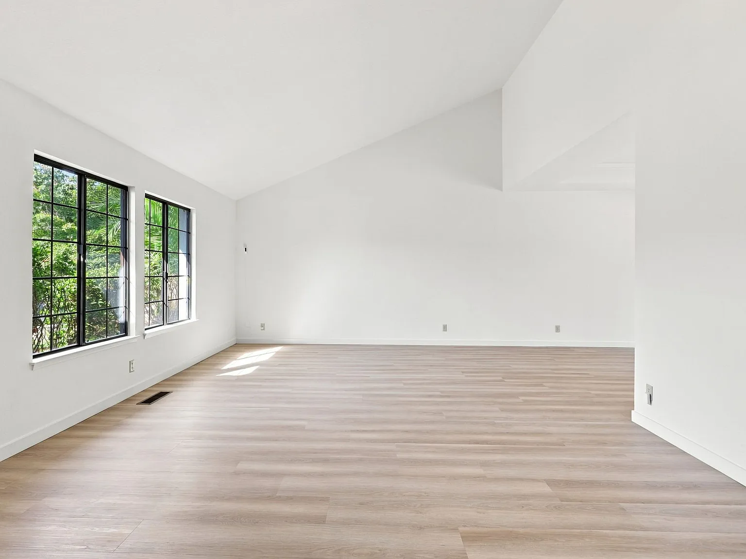 4 bed, 2621 sqft, $6,700 — Photo 4