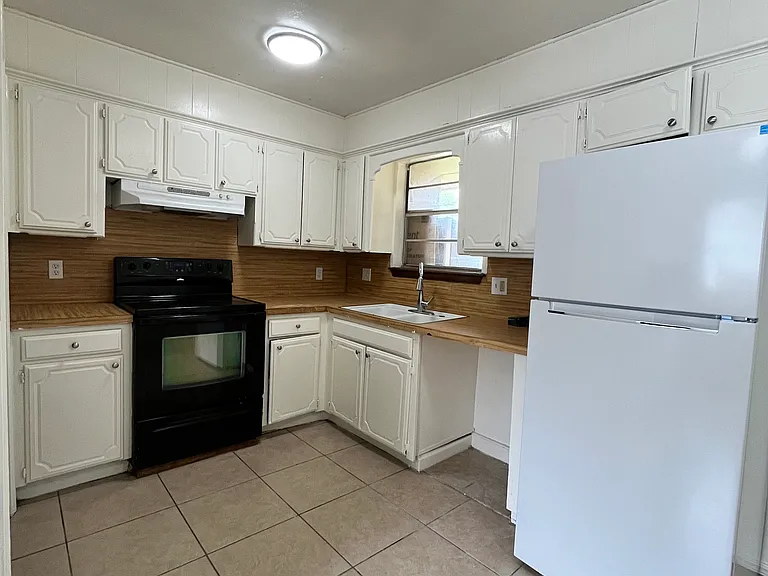 8818 NE 13th St — Photo 1