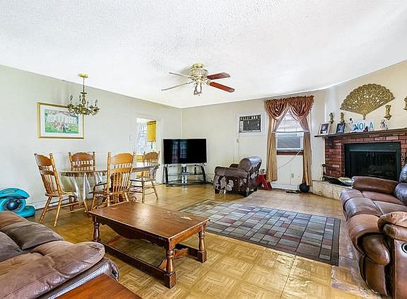 5th image of 215 Pine St