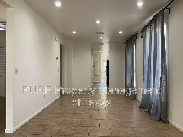 2517 E 4th St — Photo 2