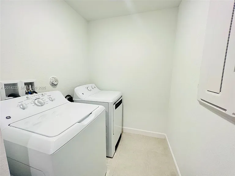 6923 Harbours Edge Ave — Photo 9