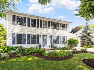 202 N Whispering Hills Dr, Naperville, IL 60540