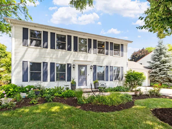 202 N Whispering Hills Dr, Naperville, IL 60540