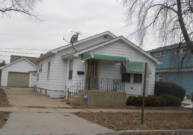 760 Greenbay Ave photo 1