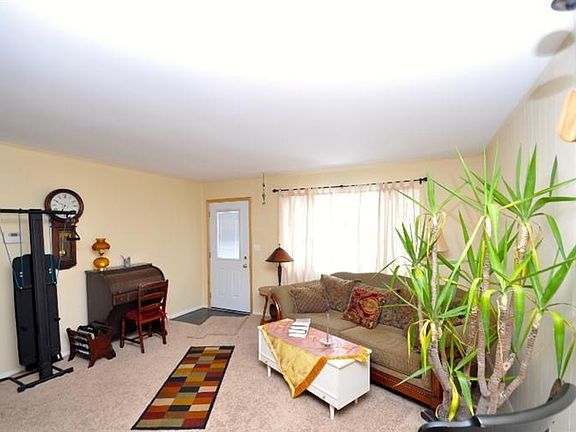 5th image of 215 Surrey Ln
